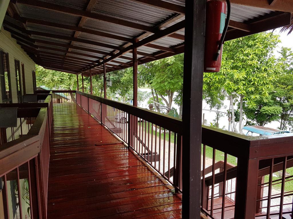 Aajam Riverfront Rooms Kanchanaburi Exterior photo
